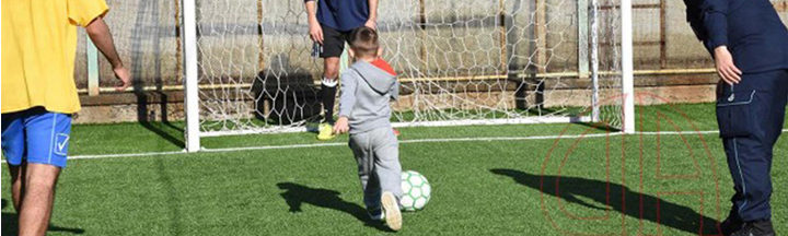 bambino gioca acalcio con papà